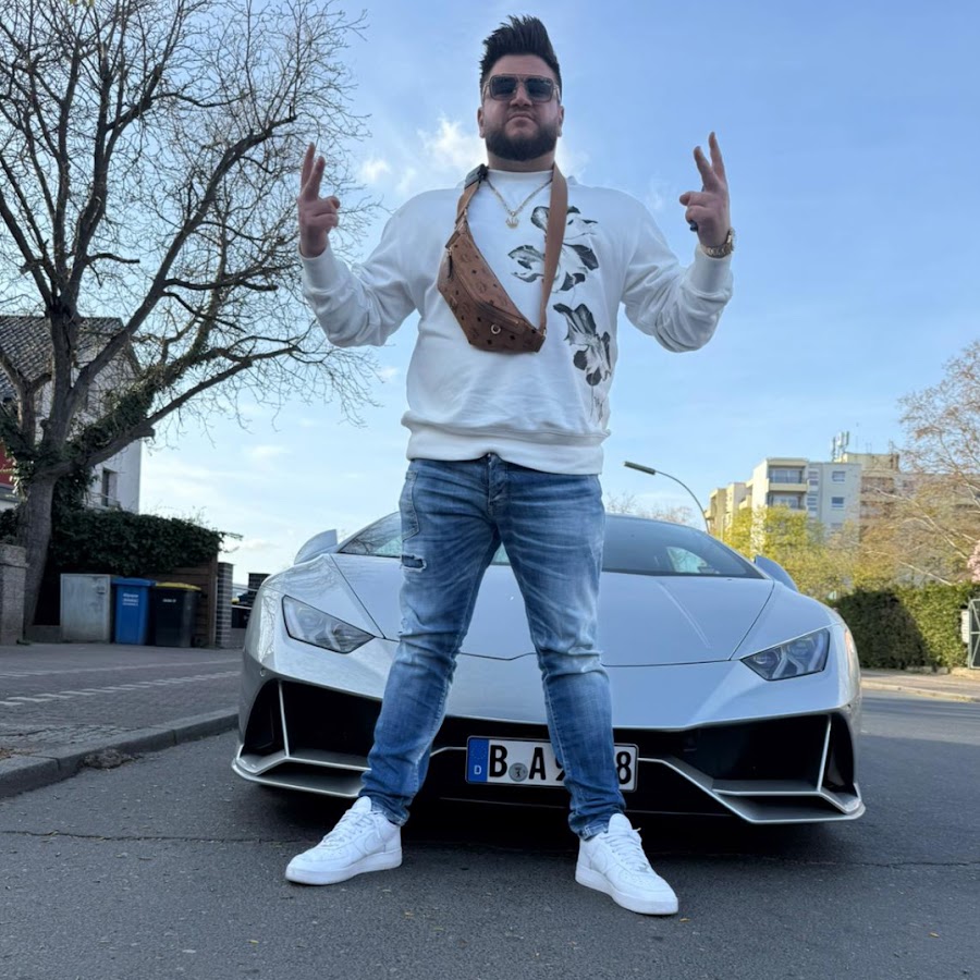 Dian Vegas – Casino Rapper vor seinem Lamborghini